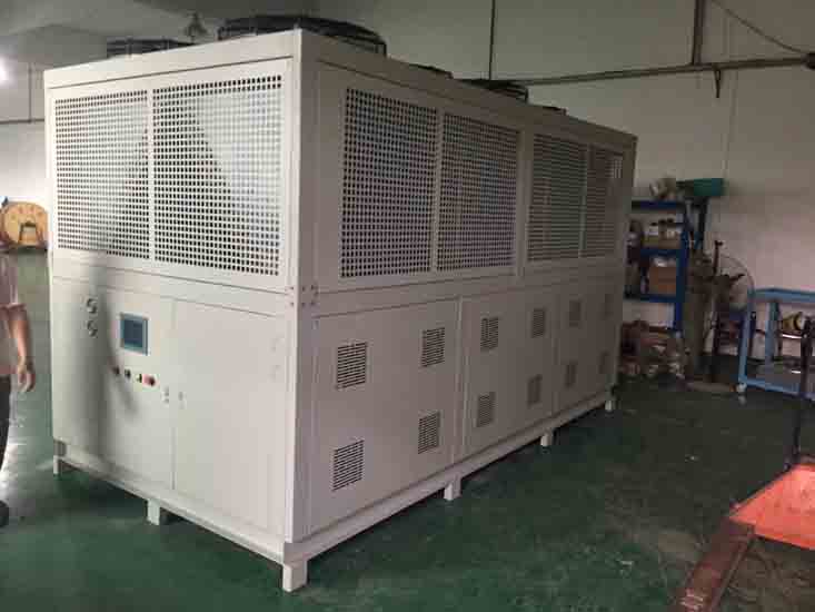 某新能源汽車廠家-風(fēng)冷螺桿式冷水機(jī)