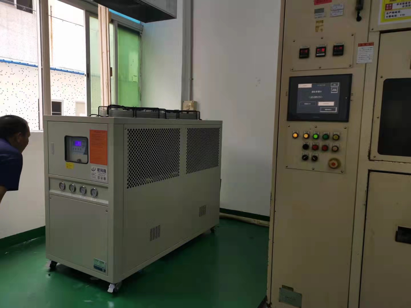 無(wú)錫塑膠制品廠風(fēng)冷冷水機(jī)案例